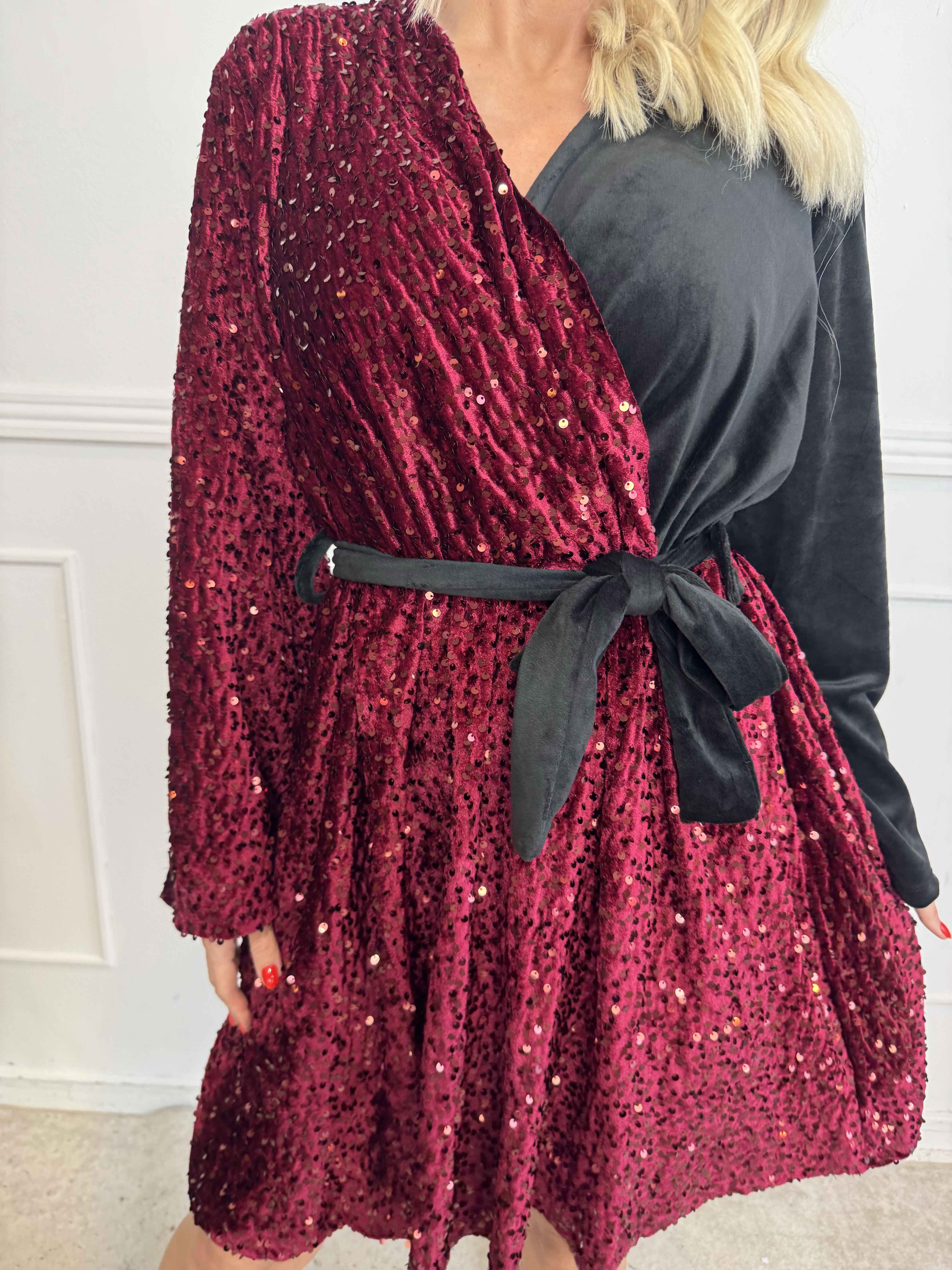 Bling - Söt velourklänning i omlottlook med paljetter